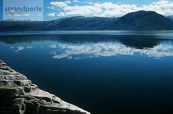 Hardangerfjord  fjorden  Hordaland  Norwegen  Europa