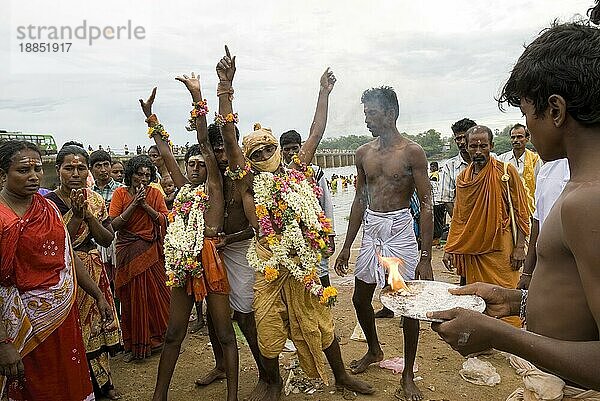 Von Gott besessene Pilger während des Vaikasi Visakam Festivals  Tiruchendur  Tamil Nadu  Südindien  Indien  Asien