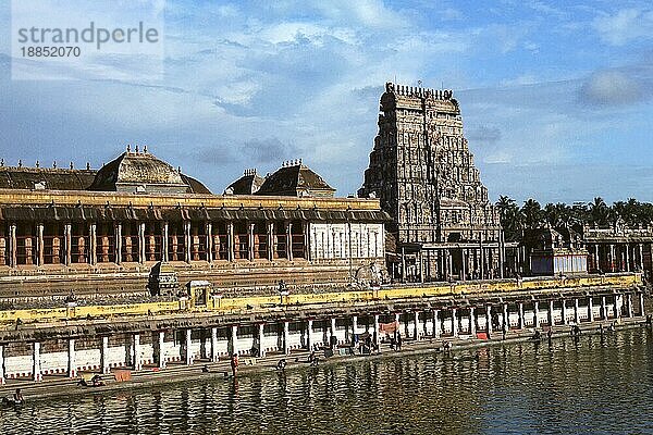 Thillai Nataraja Tempel östlich Rajagopuram Turm und Sivaganga Tank in Chidambaram  Tamil Nadu  Südindien  Indien  Asien