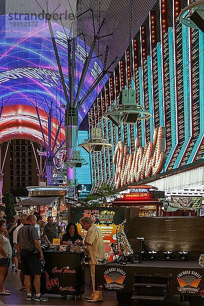 Menschen kaufen am 3. August 2011 auf der Fremont Light Experience in Las Vegas  Nevada  USA  ein. Nicht identifizierte Personen  LAS VEGAS  NEVADA  USA  Nordamerika