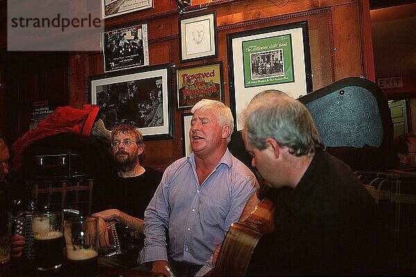 Musicians in O'Connors Pub  Doolin  County Clare  Ireland  Musiker im Lokal 'O'Connors Pub'  Doolin Grafschaft Clare  Irland  Europa
