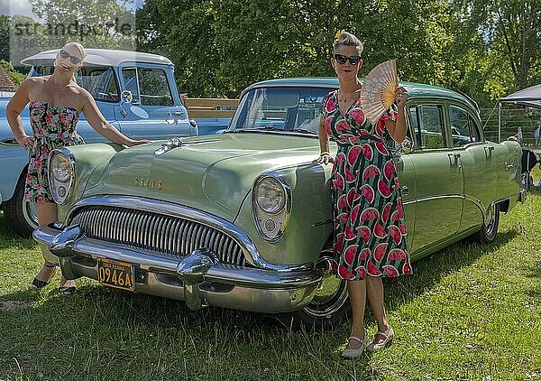 Amerikanischer Oldtimer Buick mit zwei Frauen