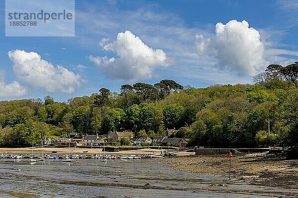 HELFORD  CORNWALL  UK - 14. MAI : Blick vom Helford Creek bei Ebbe in Helston  Cornwall  am 14. Mai 2021. Zwei nicht identifizierte Personen