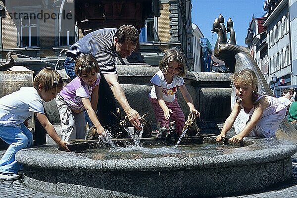 Mann und Kinder am Brunnen  Marktstätte  Konstanz  Bodensee  Baden-Württemberg  Deutschland  Europa