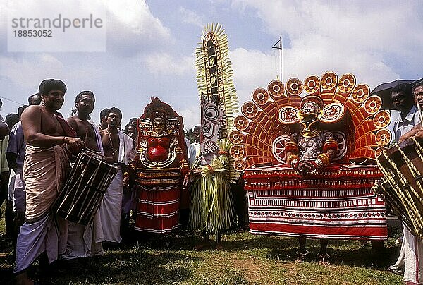 Theyyam Tänzer bei der Atham Athachamayam Feier in Thripunithura während Onam in der Nähe von Ernakulam  Kerala  Südindien  Indien  Asien