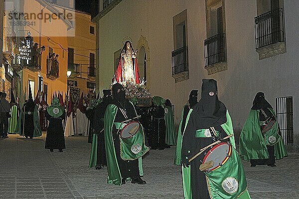 Menschen bei Osterprozession  Extremadura  Osterwoche  Karwoche  Semana Santa