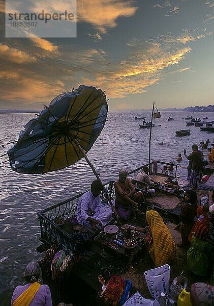 Zeremonien und Rituale auf dem Fluss Ganga Ganges Ghats in Varanasi Benaras  Uttar Pradesh  Indien  Asien