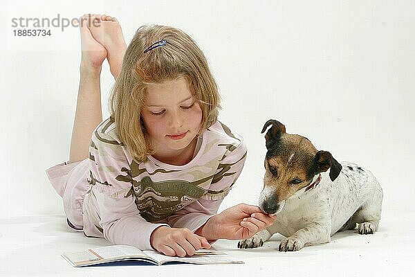 Mädchen mit Jack Russell Terrier