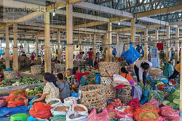 Wöchentlicher Bauernmarkt in der Hauptstadt der Toba Batak auf der Samosir Insel Pangururan im Toba See im Norden Sumatras