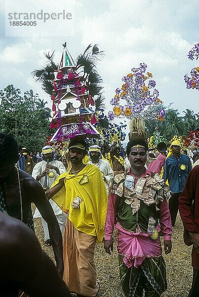 Kavadi-Tänzer beim Atham Athachamayam-Fest in Thrippunithura Tripunithura bei Ernakulam  Kerala  Südindien  Indien  Asien