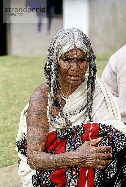 Ältere Toda-Dame in Ooty Udhagamandalam  Nilgiris  Tamil Nadu  Südindien  Indien  Asien