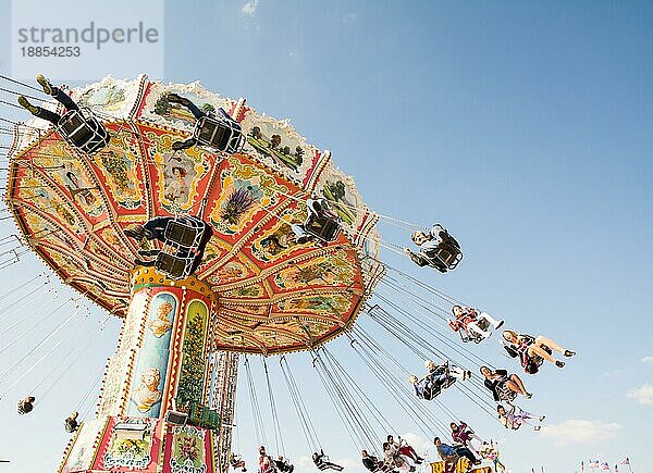 MÜNCHEN  DEUTSCHLAND 30. SEPTEMBER: Menschen in einem Chairoplane auf dem Oktoberfest in München  Deutschland am 30. September 2015. Das Oktoberfest ist das größte Bierfest der Welt mit über 6 Millionen Besuchern pro Jahr. Foto von der Theresienwiese aufgenommen