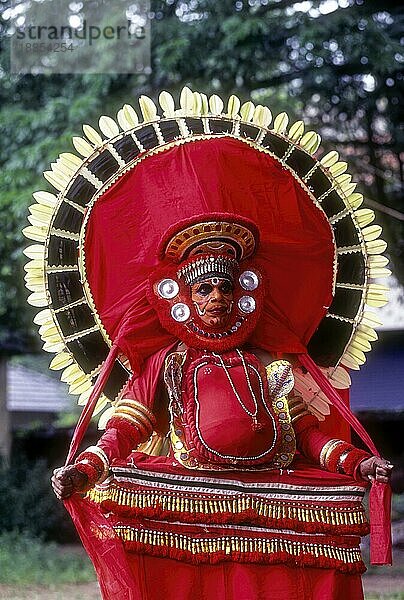 Theyyam-Tänzerin  ritueller Tempeltanz  Kerala  Südindien  Indien  Asien