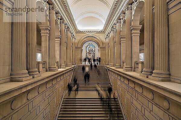 New York. Manhattan. Das Metropolitan Museum MET. Die Haupttreppe zum Flügel für europäische Kunst