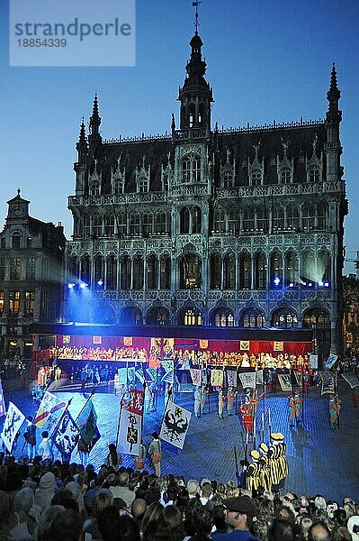 Menschen  Maison du Roi  Haus des Königs  historischen Kostümen beim Umzug 'Ommegang'  Brüssel  Belgien  Europa