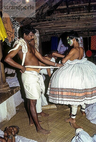 Kathakali-Darsteller bei der Anprobe seines Kostüms  klassisches Tanzdrama aus Kerala in Kerala Kalamandalam  Cheruthuruthy bei Soranur  Kerala  Südindien  Indien  Asien