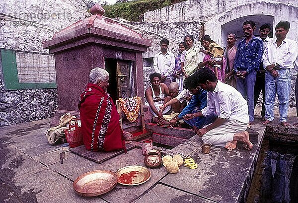 Menschen beten Pooja bei Brahma Kundica Moola Cauvery in Talacauvery Kodagu Coorg  Karnataka  Südindien  Indien  Asien