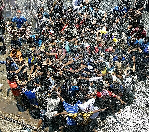 Besprengung von Gläubigen in der Tempelprozession mit Wasser  um sie abzukühlen  in Mylapore  Chennai  Tamil Nadu  Indien  Asien