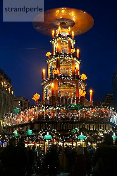 Riesige Weihnachtspyramide auf dem Weihnachtsmarkt  Hannover  Deutschland  Europa