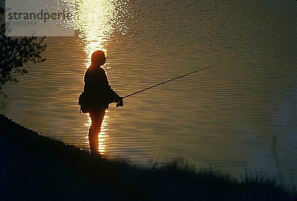 Angler bei Sonnenuntergang am See  Harz  Deutschland  Europa