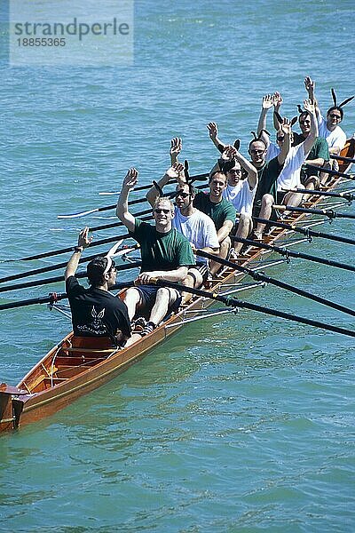 Männer in Ruderboot beim Seehasenfest  Friedrichshafen  Baden-Württemberg  Deutschland  Europa