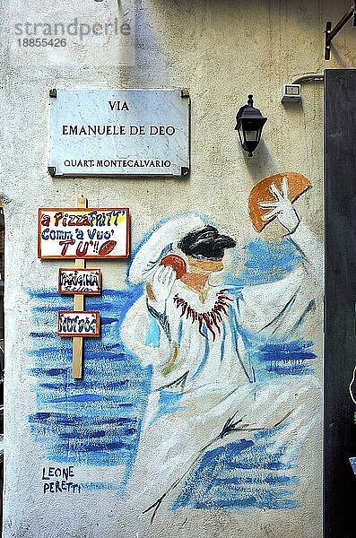 Neapel Kampanien Italien. Straßengraffiti in Quartieri Spagnoli (Spanische Viertel)  einem Teil der Stadt Neapel in Italien. Es ist eine arme Gegend  die unter hoher Arbeitslosigkeit und starkem Einfluß der Camorra leidet. Das Gebiet besteht aus einem Netz von etwa achtzehn