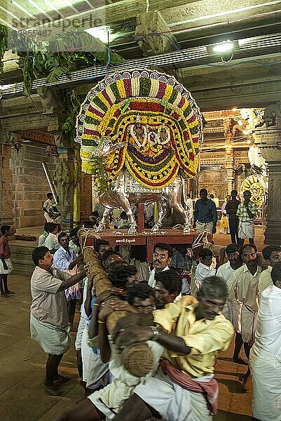 Geschmückte Somaskandha  montiert auf einem Risabha Vahana Fahrzeugträger  getragen von Menschen bei einer Prozession während des Vinayak Chaturthi Ganesh Chaturthi Festes im Sri Karpaga Vinayakar Tempel in Pillaiyarpatti nahe Karaikudi  Tamil Nadu  Südindien  Indien  Asien