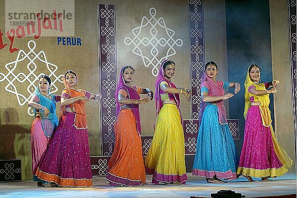 Kathak-Tanz beim Natiyanjali-Festival im Perur-Tempel  Tamil Nadu  Indien  Asien