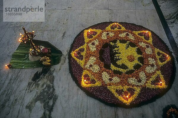 Blumenschmuck beim Onam Fest  Kerala  Südindien  Indien  Asien