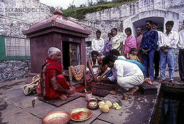 Menschen beten Pooja bei Brahma Kundica Moola Cauvery in Talacauvery Kodagu Coorg  Karnataka  Südindien  Indien  Asien