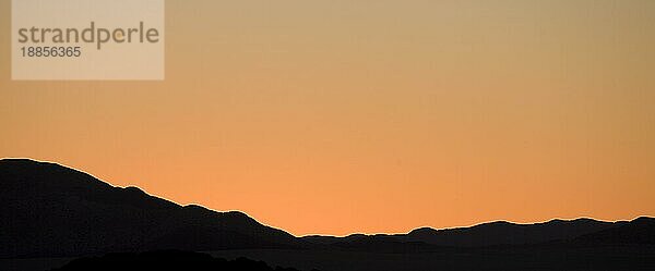 SONNENUNTERGANG IM NAMIB-NAUKLUFT-PARK IN NAMIBIA