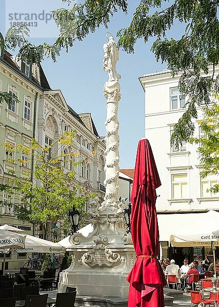 SANKT PÖLTEN  ÖSTERREICH 27. AUGUST: Menschen in einem Café in der historischen Altstadt von Sankt Pölten  Österreich  am 27. August 2017  Europa