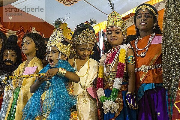 Als Lord Krishna verkleidete Kinder beim Janmashtami Krishna Jayanthi Festival in Iskcon in Coimbatore  Tamil Nadu  Südindien  Indien  Asien