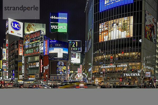 Taxi auf der Shibuya-Kreuzung  meist frequentierte Kreuzung der Welt  Shibuya  Tokio  Japan  Asien