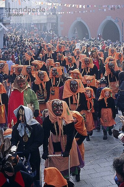 Menschen in Karnevalskostümen beim Karnevalumzug  Ravensburg  Baden-Württemberg  Deutschland  Fastnacht  Europa