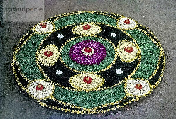 Blumenschmuck beim Onam Fest  Kerala  Südindien  Indien  Asien