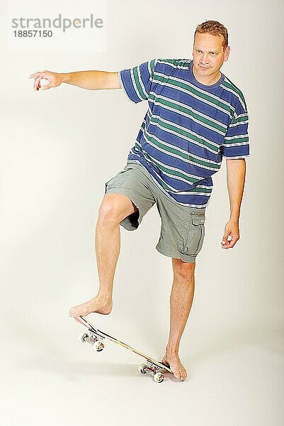Mann auf Skateboard  Freisteller  freistellbar