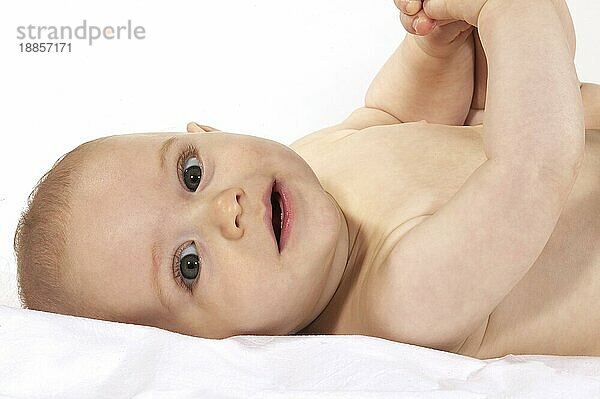 Baby Boy gegen weißen Hintergrund