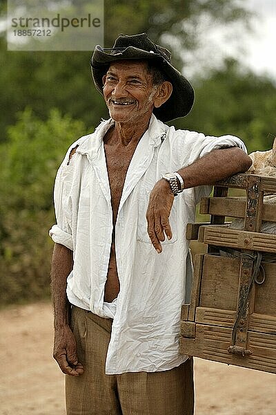 Mann  Pantanal  Brasilien  Erwachsener  Porträt Mann  Brasilien Mann  Porträt  Aborigines  Aborigine  alt  Nahaufnahme  Farbe  tagsüber  älter  ethnisch  Ethnizität  außen  Gesicht  Gesichter  Südamerika