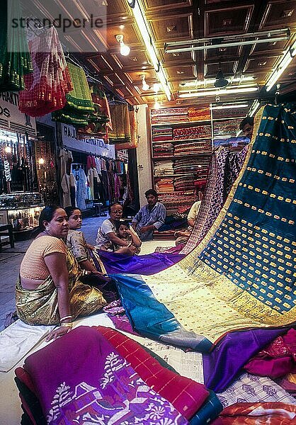 Banarasi Saries werden in der belebten Kunjali-Gegend in Varanasi Benaras  Uttar Pradesh  Indien  Asien  verkauft  Asien