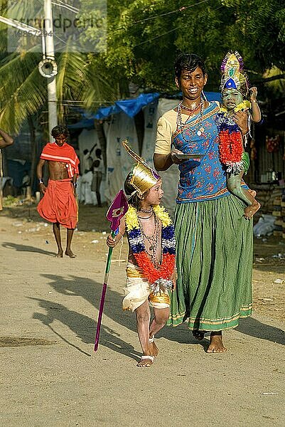 Narikuravar ist eine Frau aus einer indigenen Gemeinschaft  die ihre Kinder als Lord Muruga verkleidet zum Dasara Dussera Dusera Festival am Kulasai Kulasekharapatnam in der Nähe von Tiruchendur  Tamil Nadu  Südindien  Indien  Asien trägt  Asien
