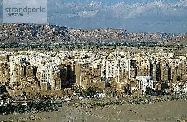 View on loam house town Shibam  Wadi Hadramaut  Yemen  Blick auf die Lehmhaus-Stadt Shibam  Wadi Hadramaut  Jemen  Asien