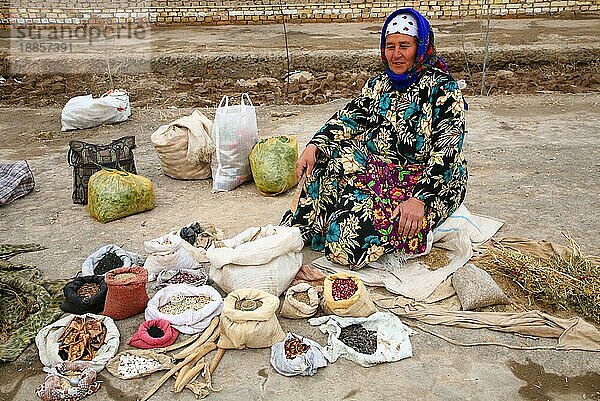 Usbekin verkauft Gewürze auf Basar  Chiwa  Usbekistan  Asien
