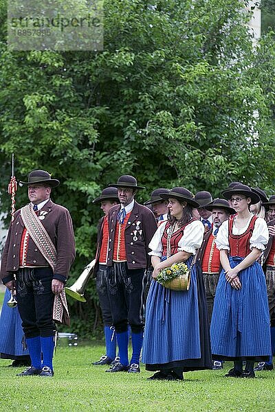 Menschen in Trachten  Thomatal  Lungau  Salzburger Land  Trachten- und Blassmusikverein  Österreich  Europa