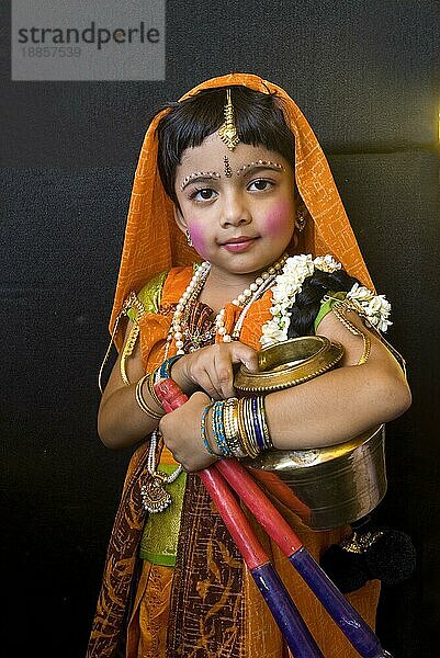 Als Lord Krishna verkleidete Kinder beim Janmashtami Krishna Jayanthi Festival in Iskcon in Coimbatore  Tamil Nadu  Südindien  Indien  Asien