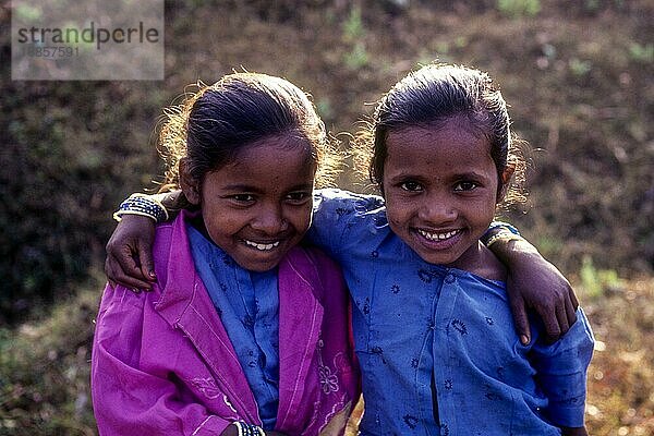 Jenu kurumba Stammeskinder in Nagarahole  Karnataka  Südindien  Indien  Asien