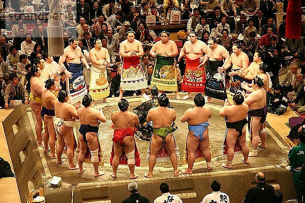 Sumo-Ringer beim Anfangsritual  Vorstellung der Kämpfer  im Kokugikan Stadion  Turnier 2005  Ryogoku  Tokio  Japan  Asien