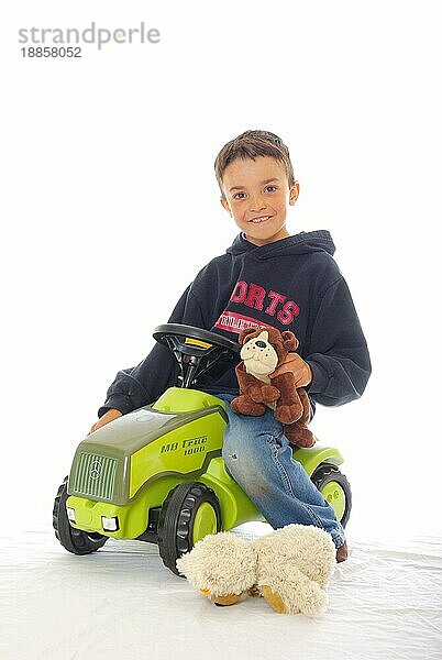Junge auf Spielzeugtraktor  Traktor  Spielzeug  freistellbar  Freisteller  Stofftiere  Stofftier