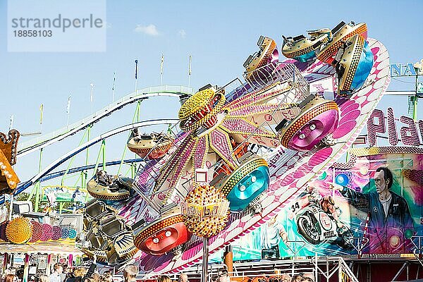 MÜNCHEN  DEUTSCHLAND 30. SEPTEMBER: Fahrgeschäfte auf dem Oktoberfest in München  Deutschland  am 30. September 2015. Das Oktoberfest ist das größte Bierfest der Welt mit über 6 Millionen Besuchern pro Jahr. Foto von der Theresienwiese aufgenommen  Europa