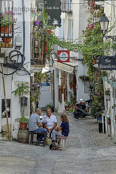 Menschen in einem Straßencafé in der Altstadt von Peñíscola  Provinz Castellón  Costa del Azahar  Region Valencia  Spanien  Europa